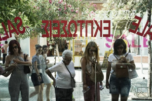 Ανοιχτά τα καταστήματα την Κυριακή εν μέσω θερινών εκπτώσεων