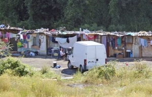 Σάλος στη Γαλλία από άρνηση δημάρχου να ταφεί μωρό Ρομά