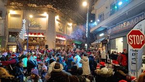 Γιορτινές στιγμές και χαμόγελα στο 1ο Naoussa Santa Parade