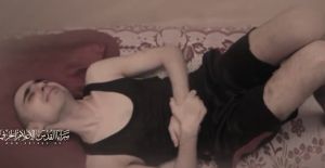 «Χειρότεροι και από Ναζί – Με βίαζαν για να με ταπεινώσουν»: 21χρονος Ισραηλινός μιλά για τον εφιάλτη του στα χέρια των βασανιστών της Χαμάς