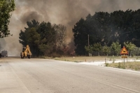 Πυρκαγιά στη Ρόδο απειλεί σπίτια