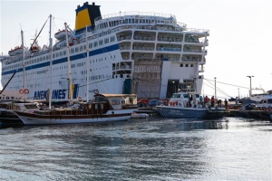 «Εδεσε» στον Πειραιά το «Ελ.Βενιζέλος» με τους σύρους πρόσφυγες