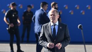 Σολτς: «Οι σύμμαχοι του NATO θα συνεχίσουν να προμηθεύουν την Ουκρανία με όπλα»