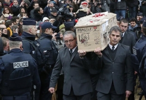 Παρίσι: Σκίτσα στο φέρετρό σκιτσογράφου του Charlie Hebdo