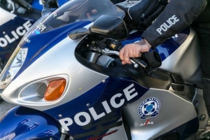Περιέλουσε με βενζίνη και επιχείρησε να κάψει ζωντανή τη μητέρα του
