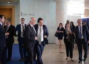 Ακόμη πιο βαθύ αναδείχθηκε στην Ευρώπη το ρήγμα μεταξύ των υποψηφίων αρχηγών της Ν.Δ.
