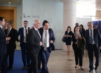 Ακόμη πιο βαθύ αναδείχθηκε στην Ευρώπη το ρήγμα μεταξύ των υποψηφίων αρχηγών της Ν.Δ.