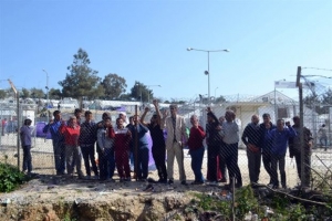 Καθιστική διαμαρτυρία μεταναστών στην είσοδο του hotspot στη Μόρια