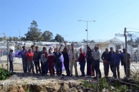 Καθιστική διαμαρτυρία μεταναστών στην είσοδο του hotspot στη Μόρια