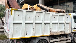 Θεσσαλονίκη: Πέντε φορτηγά απομάκρυναν ογκώδη αντικείμενα σε 90 λεπτά στο πλαίσιο της δράσης «Μπάζα στο Μηδέν»