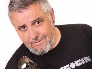 Στάθης Παναγιωτόπουλος: Bγάζει βόλτα τον σκύλο του εν μέσω κύματος καταγγελιών