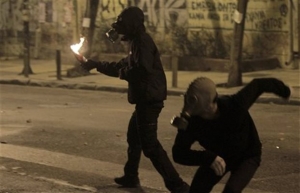 Αλλη μία νύχτα με μολότοφ γύρω από το Πολυτεχνείο