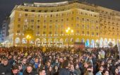 Θεσσαλονίκη: “Πλημμύρισε” από κόσμο η πλατεία Αριστοτέλους στη συγκέντρωση για την ομοφοβική επίθεση