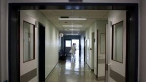 Πανό έξω από ιδιωτική κλινική που επίταξε το υπουργείο Υγείας