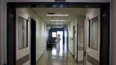 Πανό έξω από ιδιωτική κλινική που επίταξε το υπουργείο Υγείας