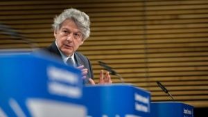 Η Ευρώπη μπορεί να πετύχει συλλογική ανοσία μέχρι τις 14 Ιουλίου, υποστηρίζει ο Επίτροπος Τιερί Μπρετόν
