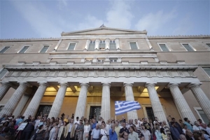 Σε εξέλιξη η νέα συγκέντρωση του φιλοευρωπαϊκού μετώπου στο Σύνταγμα