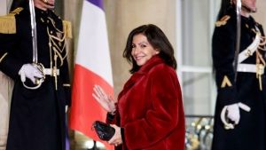 Γαλλία – Εκλογές 2022: Η δήμαρχος του Παρισιού ανακοίνωσε την υποψηφιότητά της – Τι ποσοτά συγκεντρώνει ο Μακρόν