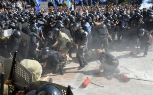 Καταδικάζει η διεθνής κοινότητα τις συγκρούσεις στο Κίεβο