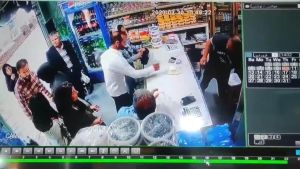 Ιράν: Γυναίκες δέχθηκαν επίθεση με γιαούρτι επειδή δεν φορούσαν μαντίλα (vid)