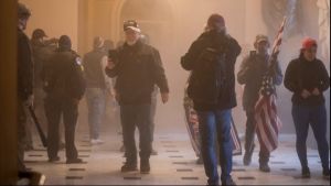 ΗΠΑ: Ο επικεφαλής των Ρεπουμπλικάνων στη Γερουσία κατηγορεί τον Ντ. Τραμπ ότι «υποκίνησε το πλήθος» που εισέβαλε στο Καπιτώλιο