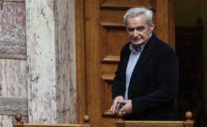 Χουντής: Ο Γιούνκερ εξυπηρετεί άλλα συμφέροντα