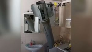Πόλεμος στην Ουκρανία: Ρωσικός πύραυλος «καρφώθηκε» σε διαμέρισμα χωρίς να εκραγεί (vid)