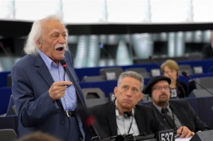 Γλέζος: Αν η κυβέρνηση δεν κρατήσει τον λόγο της κινδυνεύει η ενότητα της χώρας