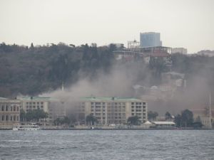 Τουρκία: Φωτιά ξέσπασε στο ξενοδοχείο Τσιραχάν στο Βόσπορο