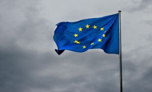 ΕΕ: Εξετάζει προσωρινό πάγωμα του ανώτατου ορίου τιμών για το ρωσικό πετρέλαιο