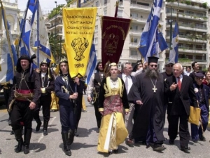 Ακροδεξιοί προπηλάκισαν μπροστά στη Βουλή τον Γ. Κουμουτσάκο και τον Μ. Βαρβιτσιώτη (video)