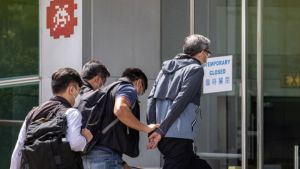 Χονγκ Κονγκ: Έφοδος αστυνομικών σε εφημερίδα – Συνέλαβαν δημοσιογάφους και κατέσχεσαν υλικό(pic)