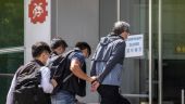Χονγκ Κονγκ: Έφοδος αστυνομικών σε εφημερίδα – Συνέλαβαν δημοσιογάφους και κατέσχεσαν υλικό(pic)