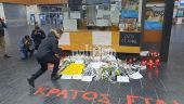 ΟΣΕ Θεσσαλονίκης: Κατάθεση λουλουδιών στη μνήμη των νεκρών των Τεμπών (ΦΩΤΟ &amp; ΒΙΝΤΕΟ)
