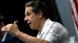 Ανήσυχος ο Κουόμο: Ζητά από τους διαδηλωτές να εξεταστούν για κορωνοϊό