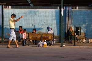 Δεκάδες πρόσφυγες εγκαταλείφθηκαν στο δρόμο από διακινητές