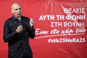 Βαρουφάκης από Θεσσαλονίκη: Είναι σκληρή μέρα σήμερα με εκατοντάδες νεκρούς, θύματα της μεταναστευτικής πολιτικής της ΕΕ