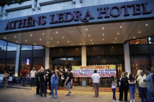 Στο υπουργείο Εργασίας οι εργαζόμενοι του Αthens Ledra