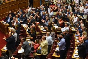 «Στάση» βουλευτών του ΣΥΡΙΖΑ με συλλογή υπογραφών κατά της τροπολογίας Μουζάλα