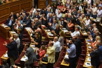 «Στάση» βουλευτών του ΣΥΡΙΖΑ με συλλογή υπογραφών κατά της τροπολογίας Μουζάλα