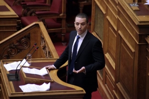 Ρατσιστικό ξέσπασμα Κασιδιάρη στη Βουλή, είπε «ηλίθιο» τον πρωθυπουργό