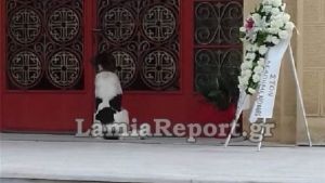 Φθιώτιδα: Ραγίζει καρδιές ο σκύλος που συνόδευσε το αφεντικό του στον τάφο (pic+vid)