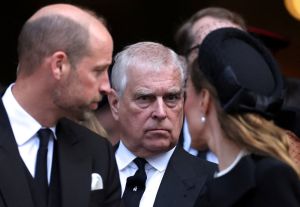 Σάλος με τον πρίγκιπα Άντριου: Γελάει κατά τη διάρκεια της κηδείας της δούκισσας του Κεντ