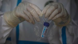 WSJ: Ερευνητές της Ουχάν με συμπτώματα κορονοϊού, προτού η Κίνα ανακοινώσει την επιδημία