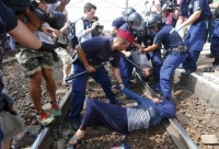 Ουγγαρία: Μετανάστες γαντζώνονται στις γραμμές του τρένου