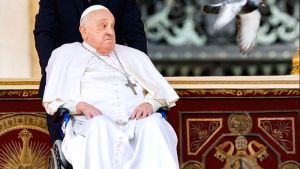 Ο πάπας Φραγκίσκος ευχαριστεί τους γιατρούς και το προσωπικό που τον φρόντισε