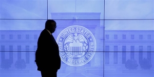 Fed: Αμετάβλητα τα επιτόκια, αν και βλέπει μείωση κινδύνων για την οικονομία