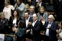 Βουλή - Προϋπολογισμός: Η αναμέτρηση Τσίπρα - Μητσοτάκη, τα δύο αφηγήματα και το «φάντασμα» του 2014