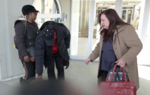 Θεσσαλονίκη: Κατέρρευσε η μητέρα της μικρής Άννας από τη Νιγηρία – “Μυστήριο καλύπτει τον θάνατο του παιδιού”, λέει η δικηγόρος (ΒΙΝΤΕΟ)