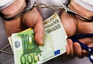 Παρίσταναν τους λογιστές και απέσπασαν 350 ευρώ